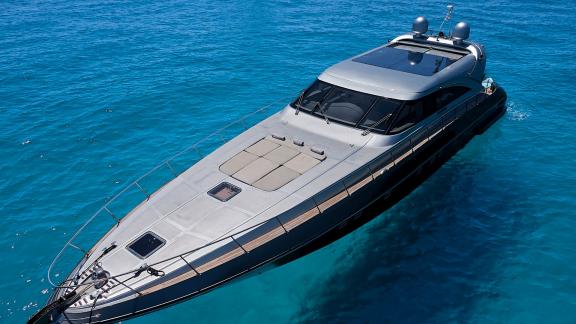 Die Yacht Zazzazu liegt vor Ibiza. Auf dem Vordeck befindet sich ein gepolstertes Sonnendeck. Ideal zum Chartern.
