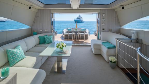 Der Salon der Yacht Zazzazu öffnet sich zum Achterdeck. Essplatz mit Meerblick für entspannte Chartertage.