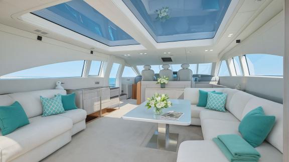 Der Innenbereich der Yacht Zazzazu bietet viel Licht durch das Glasdach und moderne Sitzmöbel. Ideal für Chartergäste.