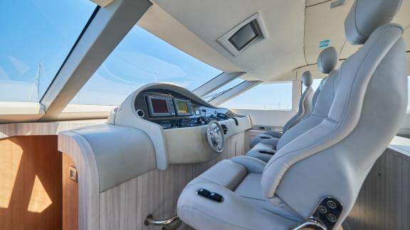 Die Yacht Zazzazu verfügt über einen modernen Fahrstand mit Panoramablick und bequemen Sitzen. Ideal für sicheres Charte