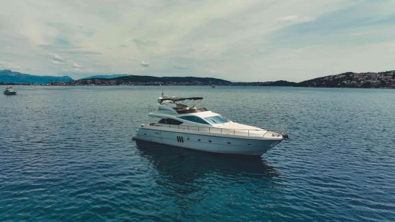 Abacus 70 Noi Quattro is in a peaceful bay for daily and weekly motor yacht charters in Trogir.
