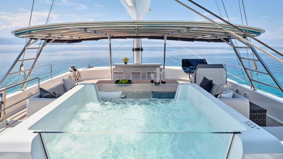 Entspannender Jacuzzi auf dem Deck des Katamarans Above & Beyond in Athen mit Blick auf das Meer.