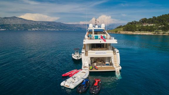 Luxuriöse Acceptus Yacht mit Jet-Skis und Wassersportausrüstung, bereit für Abenteuer in Kroatien.