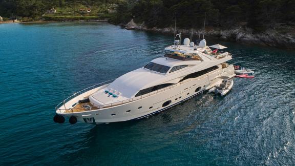 Die luxuriöse Acceptus Yacht in einer idyllischen Bucht Kroatiens, ideal für exklusive Chartertouren.