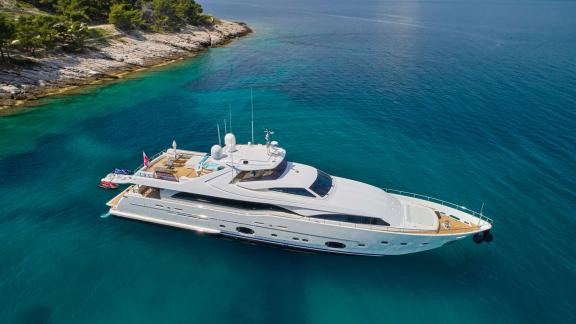 Luxuriöse Acceptus Yacht vor der malerischen Küste Kroatiens, perfekt für exklusive Charters.