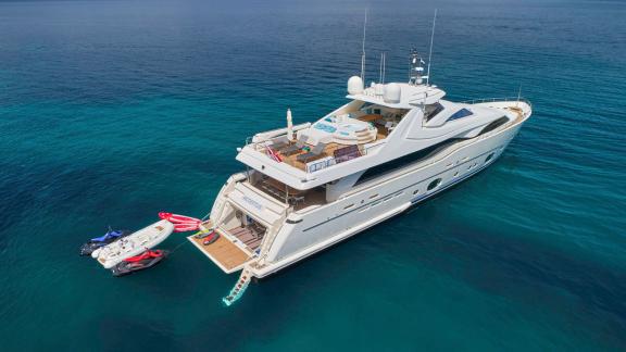 Die luxuriöse Acceptus Yacht mit Jet-Skis und Wassersportausrüstung, ideal für Abenteuer in Kroatien.