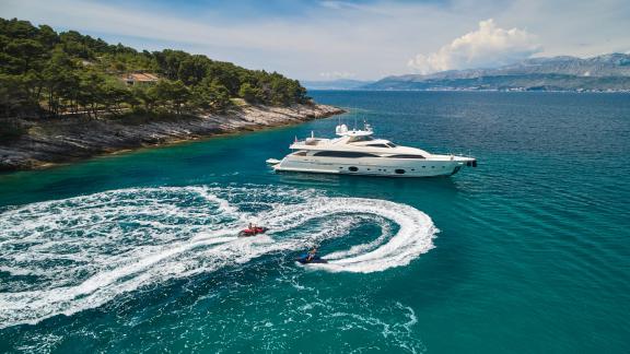 Abenteuer pur: Die Acceptus Yacht mit Jet-Skis in einer atemberaubenden Bucht Kroatiens.