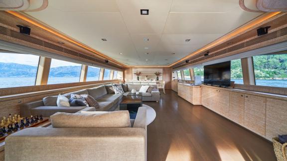 Elegantes und geräumiges Interieur der Acceptus Yacht in Kroatien, ideal für komfortable Charters.