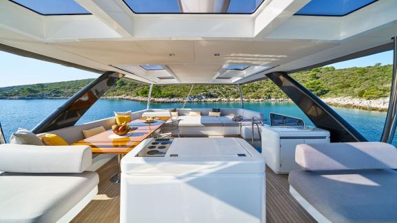 Komfortabler Lounge- und Essbereich auf der Flybridge der Lagoon Seventy 7 mit Panoramablick.