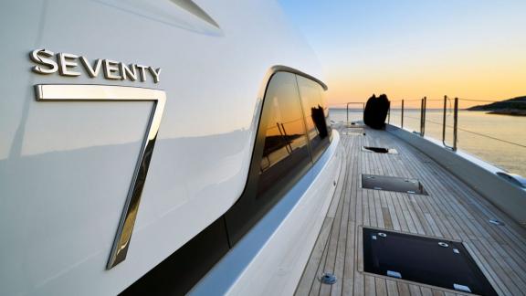 Detailansicht des Decks der Lagoon Seventy 7, reflektiert das Abendlicht bei Sonnenuntergang.