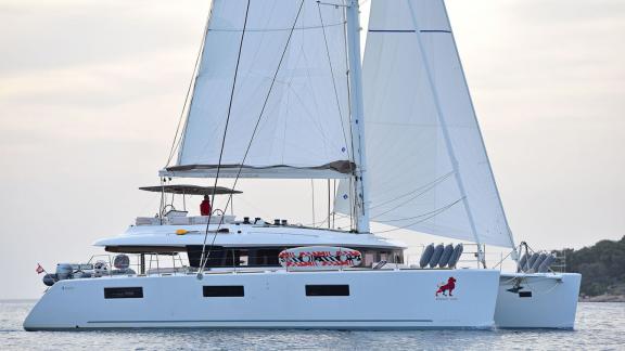 Lagoon 620 Adriatic Lion under sail, available for rent with skipper on the calm waters of Croatia