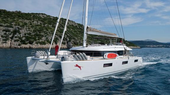 Катамаран Lagoon 450F Adriatic Tiger под парусом вдоль побережья Сплита, Хорватия, предлагает роскошный комфорт.