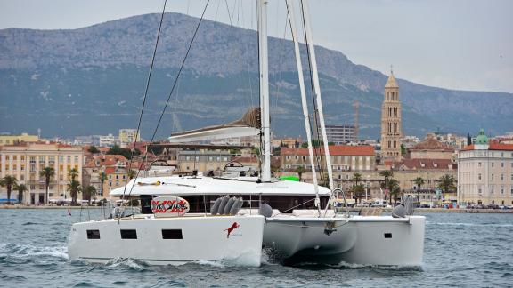 Lagoon 450F Adriatic Tiger плывет на фоне впечатляющей исторической панорамы города Сплит, Хорватия.