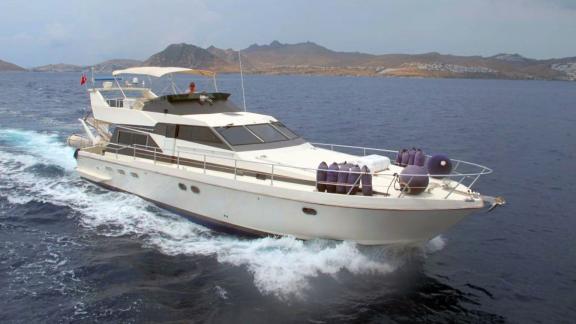 Die Motoryacht Aegean Angel ist vor der Küste von Bodrum unterwegs.