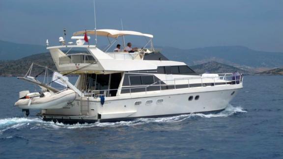 Das Heck der Motoryacht Aegean Angel ist vor der Küste von Bodrum unterwegs.