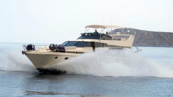 Die Motoryacht Aegean Angel fährt mit hoher Geschwindigkeit vor der Küste von Bodrum.