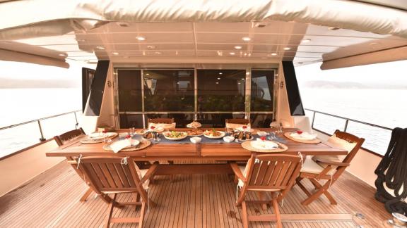 Eleganter Essbereich auf dem Deck der Motoryacht Samocla und Meerblick.