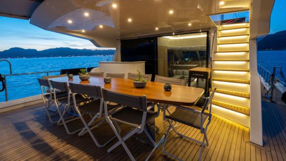 Wöchentliche Luxusyacht-Charter auf Rhodos mit stilvollem Essbereich und Meerblick.