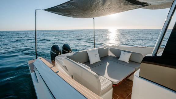Schattiger Sitzbereich auf dem Heck mit Meerblick Motoryacht Miete Mallorca.