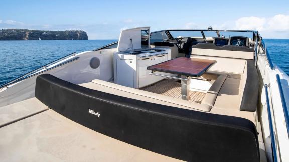 Die Cuca bietet Tagescharter bei Mallorca mit bequemer Lounge und Meerblick.