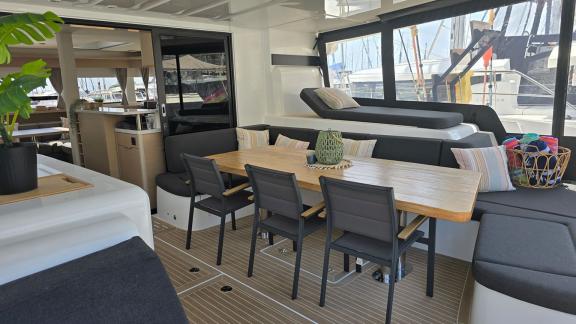 Auf dem Achterdeck der Lagoon 55 TriWing Carida erwartet Sie ein großzügiger, stilvoller Essplatz.