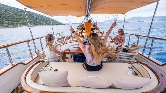 Gäste genießen ein fröhliches Beisammensein auf der 22 Meter Gulet Castiel vor der Küste von Bodrum.