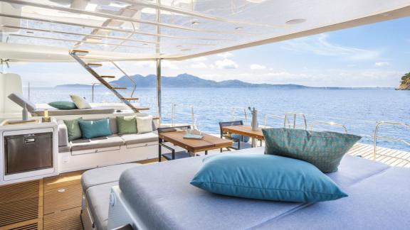 Lady M Katamaran liegt vor Athen mit gemütlichen Kissen und Panoramablick aufs Meer.