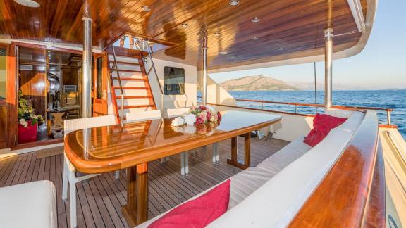 Enjoy sea-view meals on Korab’s shaded aft deck with comfort and elegance.