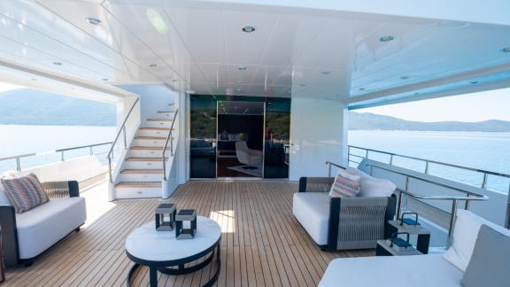 Ocean Breeze Bodrum’da geniş arka güvertede lüks kiralık yat konforu ve ferah oturma alanı sunar.