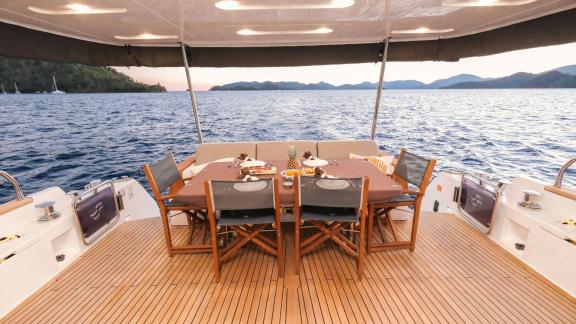 Spacious dining area with a sea view for enjoyable moments.