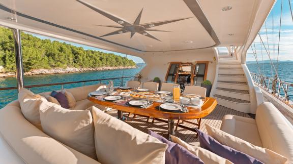 Das Achterdeck der Gulet Alessandro 1 bietet einen großzügigen Essbereich für Mahlzeiten im Freien.