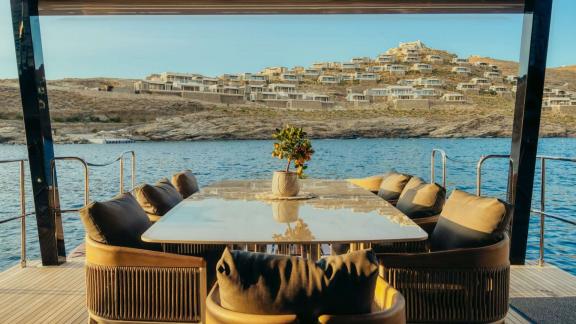 Der hintere Essbereich des Katamarans Honeymoon bietet Stil und Meerblick.