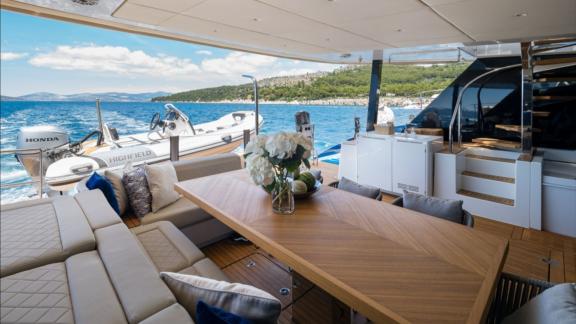 Der Katamaran Dessus bietet bei Kastela eine Lounge mit Blick aufs Meer.