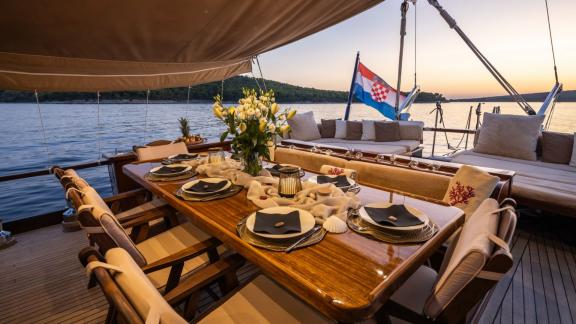 Ein stilvoll gedeckter Tisch auf dem Achterdeck – perfekt für romantische Stunden bei Sonnenuntergang.