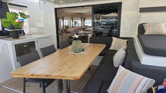 Die Lagoon 55 TriWing Carida bietet achtern eine stilvolle Lounge mit bequemen Polstern.