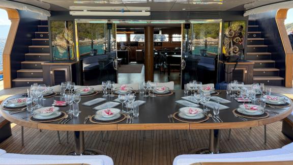 Аренда люкс яхты Oguz Marin в Бодруме с большой обеденной зоной на 12 человек подарит вам незабываемый отдых на море.