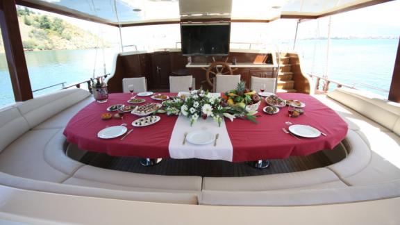 Luxuriously laid table on the deck of the Diamond Lila.