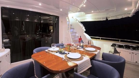 Esstisch auf dem Achterdeck der Motoryacht Caelum