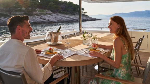 Romantisches Abendessen an Bord der luxuriösen Acceptus Yacht in Kroatien.