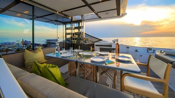 Mudita'nın arka güvertesinde denize karşı lüks bir akşam yemeği deneyimi sizi bekliyor.