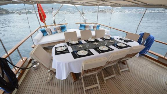 A stylishly set dining area on the Gulet Tufan 5, perfect for meals with a sea view.