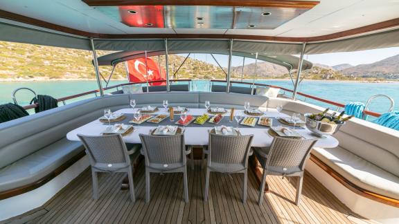 Enjoy exquisite meals with a sea view on the stylish Gulet Paşalı. Book now!