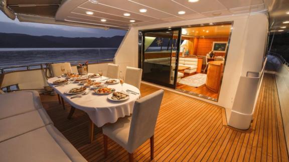 The dinner area of the motor yacht Vega in Göcek offers a scenic view.