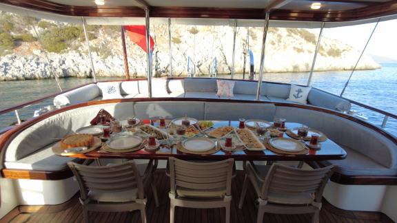 Bodrum'da Gulet Su Perisi C'de deniz manzaralı şık bir akşam yemeğinin tadını çıkarın.