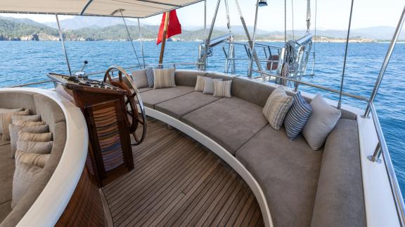 Luxurious gulet Duramaz in Fethiye: Comfortable lounge and steering position with 6 cabins for hire