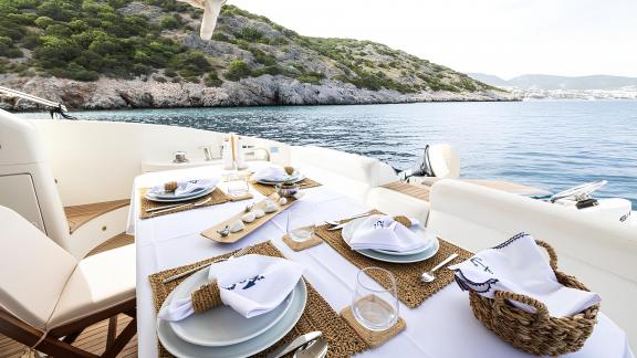 Der elegante Essbereich auf dem Achterdeck der Motoryacht Siena bietet Meerblick.