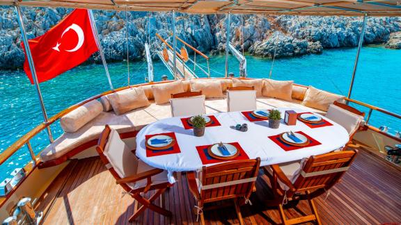 Stylishly set dining area on the 24-meter Gulet Sani Kaptan 2 in Bodrum, perfect for outdoor meals.