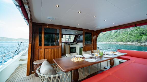 Stylish dining area on the yacht Ok Ay with a set table and sea view in Fethiye.