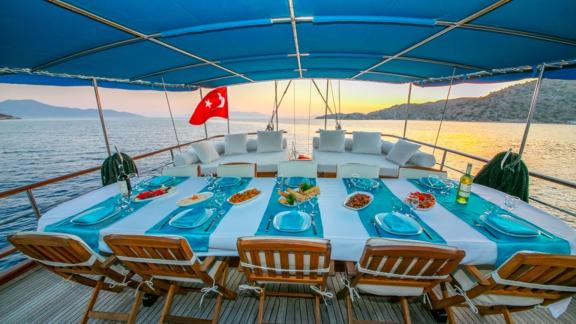 Festliches Abendessen an Deck der Gulet Gökce mit atemberaubendem Meerblick in Marmaris.