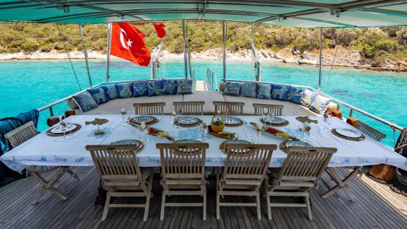 Bodrum'da kiralık 8 kabinli ve geniş yemek alanına sahip Gulet Ametist A.